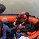 Tim SAR Banten menemukan seorang wisatawan yang hilang terseret ombak di kawasan Pantai Carita, Pandeglang dalam kondisi meninggal dunia. Sumber foto: Antara