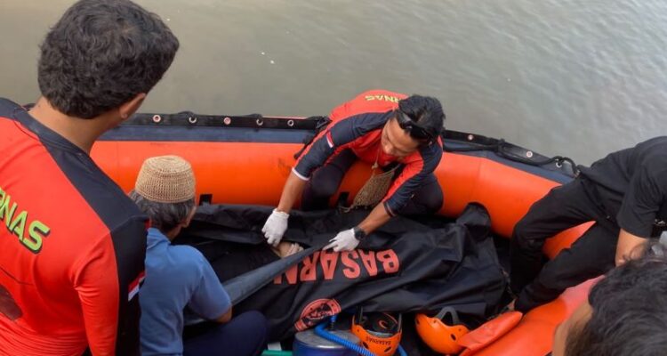 Tim SAR Banten menemukan seorang wisatawan yang hilang terseret ombak di kawasan Pantai Carita, Pandeglang dalam kondisi meninggal dunia. Sumber foto: Antara