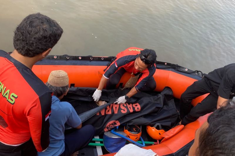 Tim SAR Banten menemukan seorang wisatawan yang hilang terseret ombak di kawasan Pantai Carita, Pandeglang dalam kondisi meninggal dunia. Sumber foto: Antara Tim SAR Banten menemukan seorang wisatawan yang hilang terseret ombak di kawasan Pantai Carita, Pandeglang dalam kondisi meninggal dunia. Sumber foto: Antara