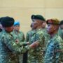 Panglima TNI Jenderal TNI Agus Subiyanto menganugerahkan penghargaan Kenaikan Pangkat Luar Biasa Operasi Militer Selain Perang (KPLB OMSP) kepada Sersan Dua (Serda) Irfan Farhan, anggota Yonif 112/DJ Kodam IM, dan Prajurit Dua (Prada) Donni Pinto Harahap, anggota Yonarmed 17/RC Kodam IM. Sumber foto: Pusat Penerangan TNI