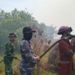 Personel Lanal Ketapang bersama unsur TNI-Polri, saat memadamkan kebakaran lahan perkebunan masyarakat yang berada di samping SMKN 1 Kendawangan. Sumber foto: Dinas Penerangan TNI AL