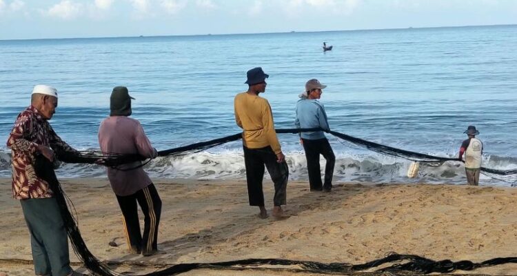 Sejumlah nelayan tradisonal menarik pukat darat di kawasan pantai Mon Mameh, Kecamatan Setia, Kabupaten Aceh Barat Daya, Kamis (27/8/2026). Sumber foto: Antara