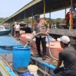 Personel Polsek Tanjungpinang, Polda Kepulauan Riau menyalurkan bantuan air bersih untuk masyarakat Pulau Penyengat, Kamis (27/8/2026). Sumber foto: Antara