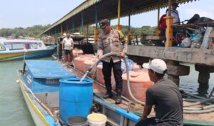Personel Polsek Tanjungpinang, Polda Kepulauan Riau menyalurkan bantuan air bersih untuk masyarakat Pulau Penyengat, Kamis (27/8/2026). Sumber foto: Antara