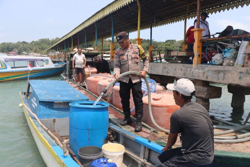 Personel Polsek Tanjungpinang, Polda Kepulauan Riau menyalurkan bantuan air bersih untuk masyarakat Pulau Penyengat, Kamis (27/8/2026). Sumber foto: Antara Personel Polsek Tanjungpinang, Polda Kepulauan Riau menyalurkan bantuan air bersih untuk masyarakat Pulau Penyengat, Kamis (27/8/2026). Sumber foto: Antara