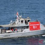 Kapal Pangkalan TNI Angkatan Laut (Lanal) Gorontalo memimpin 81 perahu nelayan dalam pawai laut Semarak HUT ke-81 Republik Indonesia di perairan Leato Selatan, Gorontalo, Selasa (18/8/2026). Sumber foto: Antara