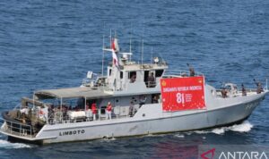 Kapal Pangkalan TNI Angkatan Laut (Lanal) Gorontalo memimpin 81 perahu nelayan dalam pawai laut Semarak HUT ke-81 Republik Indonesia di perairan Leato Selatan, Gorontalo, Selasa (18/8/2026). Sumber foto: Antara Kapal Pangkalan TNI Angkatan Laut (Lanal) Gorontalo memimpin 81 perahu nelayan dalam pawai laut Semarak HUT ke-81 Republik Indonesia di perairan Leato Selatan, Gorontalo, Selasa (18/8/2026). Sumber foto: Antara