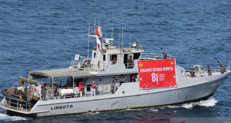 Kapal Pangkalan TNI Angkatan Laut (Lanal) Gorontalo memimpin 81 perahu nelayan dalam pawai laut Semarak HUT ke-81 Republik Indonesia di perairan Leato Selatan, Gorontalo, Selasa (18/8/2026). Sumber foto: Antara