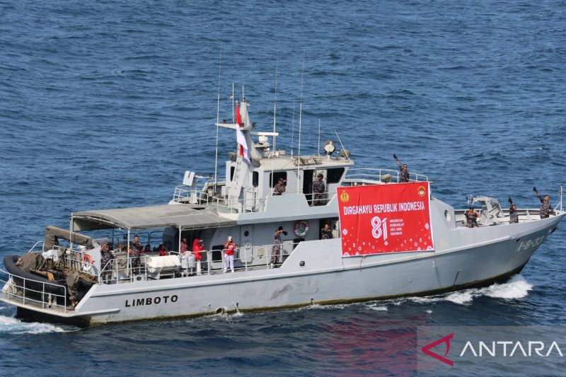 Kapal Pangkalan TNI Angkatan Laut (Lanal) Gorontalo memimpin 81 perahu nelayan dalam pawai laut Semarak HUT ke-81 Republik Indonesia di perairan Leato Selatan, Gorontalo, Selasa (18/8/2026). Sumber foto: Antara