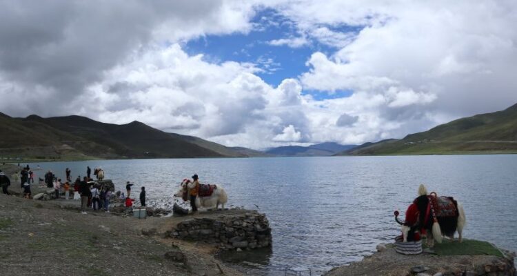 Danau Yamdrok di Daerah Otonom Xizang. Sumber Foto: Antara