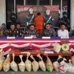 Indonesia's Navy said it had seized 42 sacks of illegally mined tin sand worth about 1.3 billion rupiah (US$79,300) that were allegedly destined for Malaysia in the waters off Lingga District, Riau Islands Province. Photo Sorce: Antara News Agency