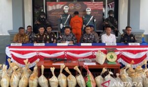 Indonesia's Navy said it had seized 42 sacks of illegally mined tin sand worth about 1.3 billion rupiah (US$79,300) that were allegedly destined for Malaysia in the waters off Lingga District, Riau Islands Province. Photo Sorce: Antara News Agency