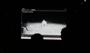 Monitor yang menunjukkan pasukan melakukan penerjunan dari pesawat (Kelompok Depan Operasi Lintas Udara) sebagai salah satu latihan tempur di sekitar Drop Zone Bandara Dabo Singkep di Lingga, Kepri, Selasa (4/8/2026). Sumber foto: Antara Monitor yang menunjukkan pasukan melakukan penerjunan dari pesawat (Kelompok Depan Operasi Lintas Udara) sebagai salah satu latihan tempur di sekitar Drop Zone Bandara Dabo Singkep di Lingga, Kepri, Selasa (4/8/2026). Sumber foto: Antara