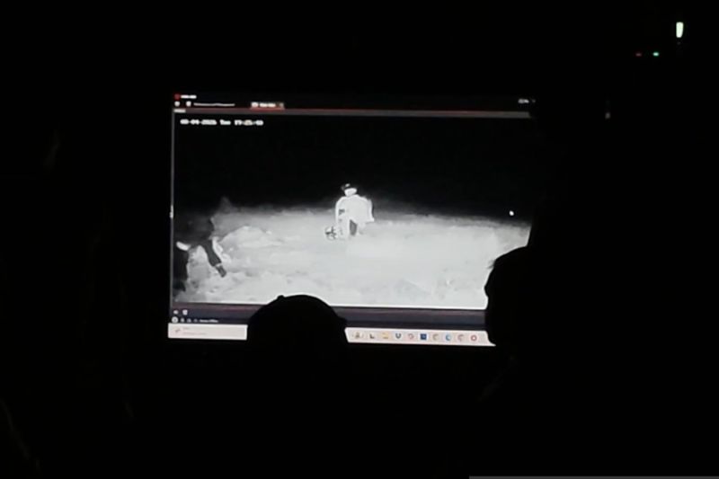 Monitor yang menunjukkan pasukan melakukan penerjunan dari pesawat (Kelompok Depan Operasi Lintas Udara) sebagai salah satu latihan tempur di sekitar Drop Zone Bandara Dabo Singkep di Lingga, Kepri, Selasa (4/8/2026). Sumber foto: Antara Monitor yang menunjukkan pasukan melakukan penerjunan dari pesawat (Kelompok Depan Operasi Lintas Udara) sebagai salah satu latihan tempur di sekitar Drop Zone Bandara Dabo Singkep di Lingga, Kepri, Selasa (4/8/2026). Sumber foto: Antara