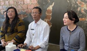 Kepala BP Batam Amsakar Achmad (tengah) dengan Wakil Kepala BP Batam Li Claudia Chandra (kanan) memberi keterangan terhadap wartawan di Batam, Kepri, Rabu (5/8/2026).. Sumber foto: Antara