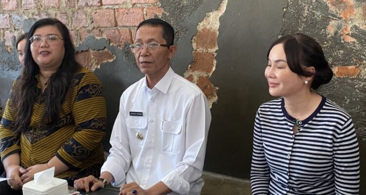 Kepala BP Batam Amsakar Achmad (tengah) dengan Wakil Kepala BP Batam Li Claudia Chandra (kanan) memberi keterangan terhadap wartawan di Batam, Kepri, Rabu (5/8/2026).. Sumber foto: Antara