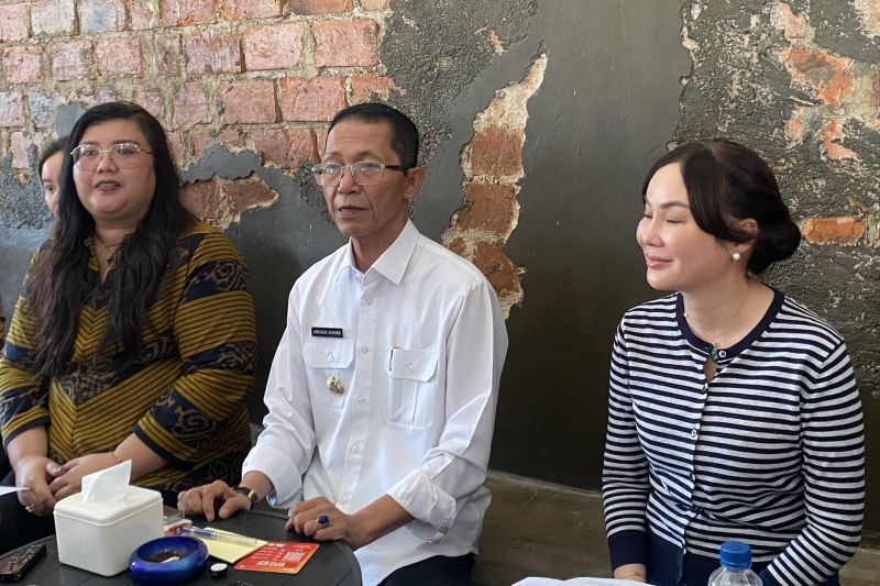 Kepala BP Batam Amsakar Achmad (tengah) dengan Wakil Kepala BP Batam Li Claudia Chandra (kanan) memberi keterangan terhadap wartawan di Batam, Kepri, Rabu (5/8/2026).. Sumber foto: Antara
