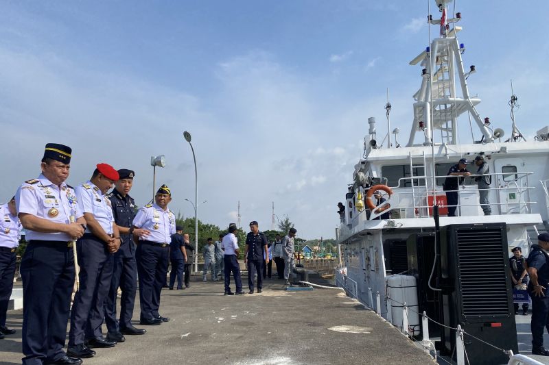 High-Level Meeting Tripartite Coast Guard Cooperation antara pihak Bakamla RI, Singapore Police Coast Guard (SPCG), dan Malaysian Maritime Enforcement Agency (MMEA) saat menyambut kedatangan kapal di Pangkalan Bakamla di Batam, Kepri, Selasa (11/8/2026). Sumber foto: Antara High-Level Meeting Tripartite Coast Guard Cooperation antara pihak Bakamla RI, Singapore Police Coast Guard (SPCG), dan Malaysian Maritime Enforcement Agency (MMEA) saat menyambut kedatangan kapal di Pangkalan Bakamla di Batam, Kepri, Selasa (11/8/2026). Sumber foto: Antara