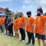 Delapan tersangka dalam kasus dugaan penyelundupan ketamin 1,3 ton yakni MHT (43), MML (36), KH (29), TA (53), PL (27), ML (54), ZO (37), dan MML (44) yang berbaris di Markas Kodaeral IV Batam, Kepri, Rabu (12/8/2026). Sumber foto: Antara