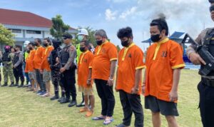 Delapan tersangka dalam kasus dugaan penyelundupan ketamin 1,3 ton yakni MHT (43), MML (36), KH (29), TA (53), PL (27), ML (54), ZO (37), dan MML (44) yang berbaris di Markas Kodaeral IV Batam, Kepri, Rabu (12/8/2026). Sumber foto: Antara
