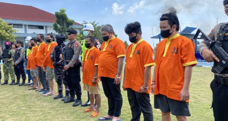 Delapan tersangka dalam kasus dugaan penyelundupan ketamin 1,3 ton yakni MHT (43), MML (36), KH (29), TA (53), PL (27), ML (54), ZO (37), dan MML (44) yang berbaris di Markas Kodaeral IV Batam, Kepri, Rabu (12/8/2026). Sumber foto: Antara