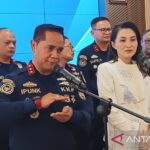 Direktur Jenderal Pengawasan Sumber Daya Kelautan dan Perikanan (PSDKP) KKP Pung Nugroho Saksono (kiri) bersama Gubernur Maluku Utara (Malut) Sherly Tjoanda saat menunjukan memberi keterangan di Jakarta, Selasa (4/8/2026). Sumber foto: Antara
