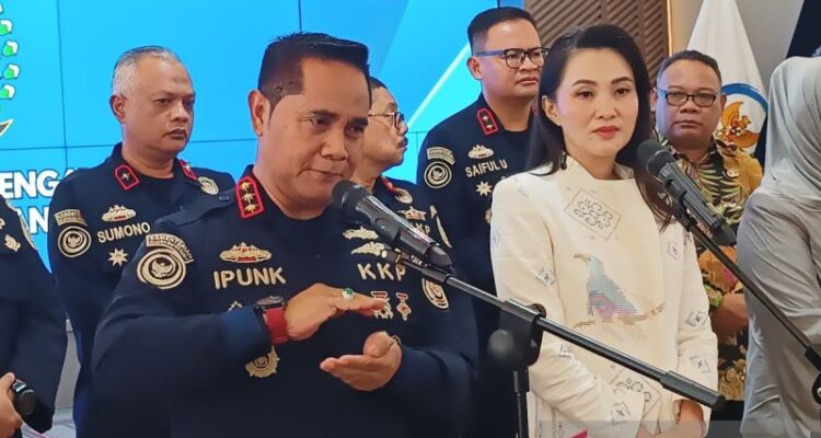 Direktur Jenderal Pengawasan Sumber Daya Kelautan dan Perikanan (PSDKP) KKP Pung Nugroho Saksono (kiri) bersama Gubernur Maluku Utara (Malut) Sherly Tjoanda saat menunjukan memberi keterangan di Jakarta, Selasa (4/8/2026). Sumber foto: Antara