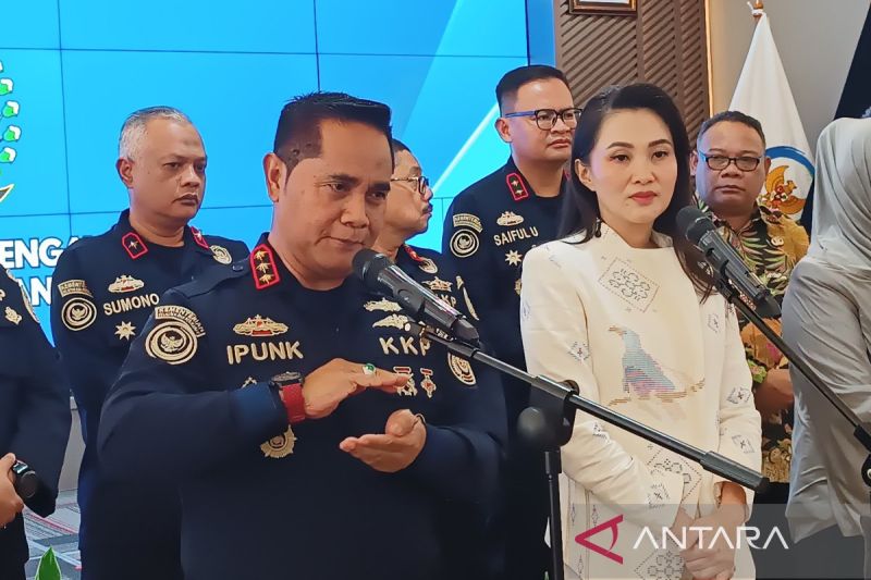 Direktur Jenderal Pengawasan Sumber Daya Kelautan dan Perikanan (PSDKP) KKP Pung Nugroho Saksono (kiri) bersama Gubernur Maluku Utara (Malut) Sherly Tjoanda saat menunjukan memberi keterangan di Jakarta, Selasa (4/8/2026). Sumber foto: Antara Direktur Jenderal Pengawasan Sumber Daya Kelautan dan Perikanan (PSDKP) KKP Pung Nugroho Saksono (kiri) bersama Gubernur Maluku Utara (Malut) Sherly Tjoanda saat menunjukan memberi keterangan di Jakarta, Selasa (4/8/2026). Sumber foto: Antara