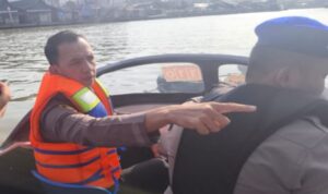 Kapolresta Banjarmasin Kombes Pol Riza Muttaqin bersama anggota Satpolairud Polresta Banjarmasin melakukan pencarian korban tenggelam di Sungai Martapura, Banjarmasin. Sumber foto: Antara Kapolresta Banjarmasin Kombes Pol Riza Muttaqin bersama anggota Satpolairud Polresta Banjarmasin melakukan pencarian korban tenggelam di Sungai Martapura, Banjarmasin. Sumber foto: Antara
