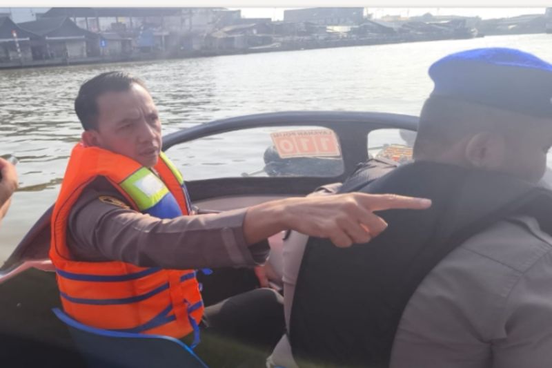 Kapolresta Banjarmasin Kombes Pol Riza Muttaqin bersama anggota Satpolairud Polresta Banjarmasin melakukan pencarian korban tenggelam di Sungai Martapura, Banjarmasin. Sumber foto: Antara Kapolresta Banjarmasin Kombes Pol Riza Muttaqin bersama anggota Satpolairud Polresta Banjarmasin melakukan pencarian korban tenggelam di Sungai Martapura, Banjarmasin. Sumber foto: Antara