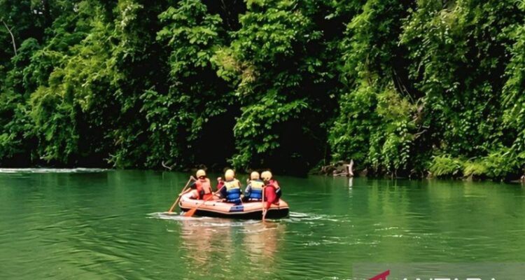 Tim SAR gabungan saat melakukan pencarian korban tenggelam di Sungai Selabung, Kabupaten OKU Selatan, Sumatera Selatan, Jumat. Sumber foto: Antara