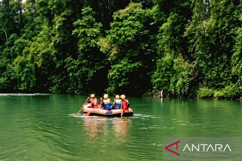 Tim SAR gabungan saat melakukan pencarian korban tenggelam di Sungai Selabung, Kabupaten OKU Selatan, Sumatera Selatan, Jumat. Sumber foto: Antara Tim SAR gabungan saat melakukan pencarian korban tenggelam di Sungai Selabung, Kabupaten OKU Selatan, Sumatera Selatan, Jumat. Sumber foto: Antara