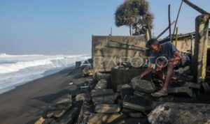 Warga menyusun batako di area bangunan yang roboh akibat terjangan gelombang tinggi di Pantai Pandansimo, Srandakan, Bantul, Daerah Istimewa Yogyakarta, Kamis (13/8/2026). Sumber foto: Antara Warga menyusun batako di area bangunan yang roboh akibat terjangan gelombang tinggi di Pantai Pandansimo, Srandakan, Bantul, Daerah Istimewa Yogyakarta, Kamis (13/8/2026). Sumber foto: Antara