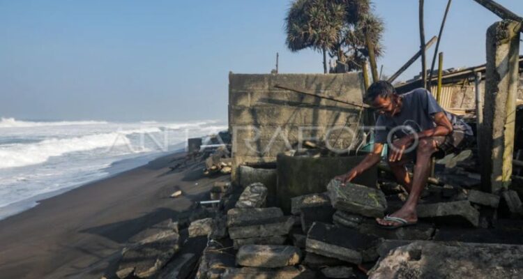 Warga menyusun batako di area bangunan yang roboh akibat terjangan gelombang tinggi di Pantai Pandansimo, Srandakan, Bantul, Daerah Istimewa Yogyakarta, Kamis (13/8/2026). Sumber foto: Antara