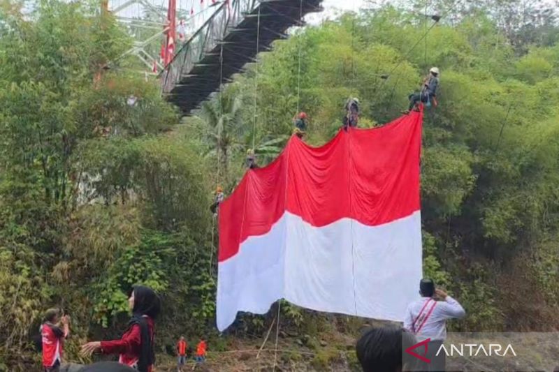 Sejumlah warga mengibarkan bendera merah putih berukuran 20x10 meter dalam rangka memperingati Hari Kemerdekaan ke-81 Republik Indonesia di Jembatan Sungai Citanduy perbatasan Kota Tasikmalaya dengan Kabupaten Ciamis, Jawa Barat, Senin (17/8/2026). Sumber foto: Antara Sejumlah warga mengibarkan bendera merah putih berukuran 20x10 meter dalam rangka memperingati Hari Kemerdekaan ke-81 Republik Indonesia di Jembatan Sungai Citanduy perbatasan Kota Tasikmalaya dengan Kabupaten Ciamis, Jawa Barat, Senin (17/8/2026). Sumber foto: Antara