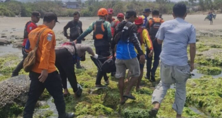 Petugas mengevakuasi wisatawan korban terseret ombak di Pantai Karangpapak, Kecamatan Cikelet, Kabupaten Garut, Jawab Barat, Kamis (27/8/2026). Sumber foto: Antara