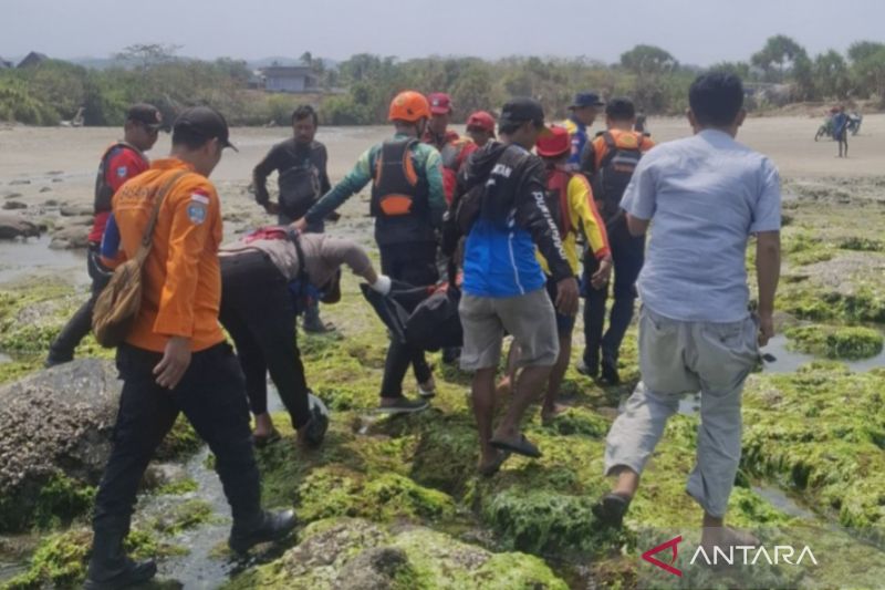 Petugas mengevakuasi wisatawan korban terseret ombak di Pantai Karangpapak, Kecamatan Cikelet, Kabupaten Garut, Jawab Barat, Kamis (27/8/2026). Sumber foto: Antara