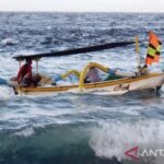 Ilustrasi - Nelayan melaut menggunakan perahu tradisional di tengah gelombang tinggi air laut disertai angin kencang. Sumber foto: Antara