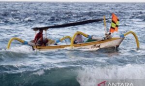 Ilustrasi - Nelayan melaut menggunakan perahu tradisional di tengah gelombang tinggi air laut disertai angin kencang. Sumber foto: Antara Ilustrasi - Nelayan melaut menggunakan perahu tradisional di tengah gelombang tinggi air laut disertai angin kencang. Sumber foto: Antara