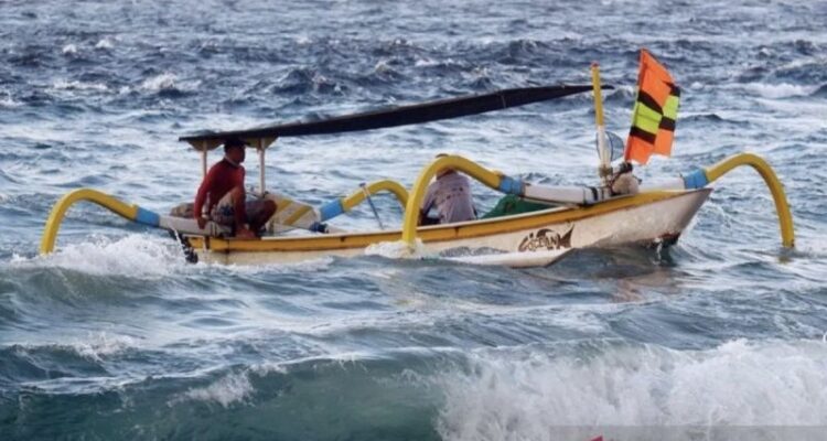 Ilustrasi - Nelayan melaut menggunakan perahu tradisional di tengah gelombang tinggi air laut disertai angin kencang. Sumber foto: Antara