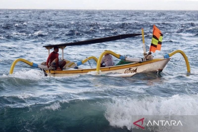 Ilustrasi - Nelayan melaut menggunakan perahu tradisional di tengah gelombang tinggi air laut disertai angin kencang. Sumber foto: Antara
