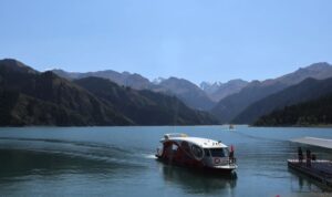 Kapal listrik di Danau Tianshan Tianchi di Daerah Otonomi Uighur Xinjiang, Sabtu (29/8/2026). Sumber foto: Antara Kapal listrik di Danau Tianshan Tianchi di Daerah Otonomi Uighur Xinjiang, Sabtu (29/8/2026). Sumber foto: Antara