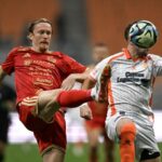 Pesepak bola Persija Jakarta Radovan Pankov (kiri) berebut bola dengan pesepak bola Brisbane Roar FC Marko Ilic (kanan) dalam pertandingan persahabatan internasional di Jakarta International Stadium (JIS), Jakarta, Sabtu (29/8/2026). Persija Jakarta menang atas Brisbane Roar FC dengan skor akhir 4-0. Sumber foto: Antara