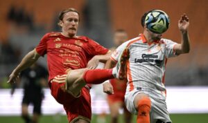 Pesepak bola Persija Jakarta Radovan Pankov (kiri) berebut bola dengan pesepak bola Brisbane Roar FC Marko Ilic (kanan) dalam pertandingan persahabatan internasional di Jakarta International Stadium (JIS), Jakarta, Sabtu (29/8/2026). Persija Jakarta menang atas Brisbane Roar FC dengan skor akhir 4-0. Sumber foto: Antara