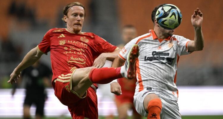 Pesepak bola Persija Jakarta Radovan Pankov (kiri) berebut bola dengan pesepak bola Brisbane Roar FC Marko Ilic (kanan) dalam pertandingan persahabatan internasional di Jakarta International Stadium (JIS), Jakarta, Sabtu (29/8/2026). Persija Jakarta menang atas Brisbane Roar FC dengan skor akhir 4-0. Sumber foto: Antara
