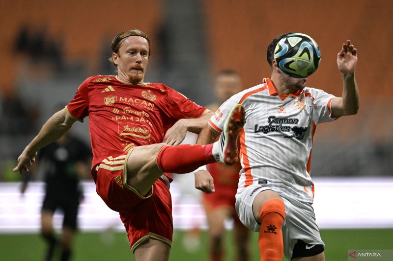 Pesepak bola Persija Jakarta Radovan Pankov (kiri) berebut bola dengan pesepak bola Brisbane Roar FC Marko Ilic (kanan) dalam pertandingan persahabatan internasional di Jakarta International Stadium (JIS), Jakarta, Sabtu (29/8/2026). Persija Jakarta menang atas Brisbane Roar FC dengan skor akhir 4-0. Sumber foto: Antara