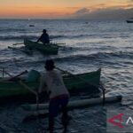 Nelayan Gorontalo bersiap melaut saat menjelang malam dengan menunggu kondisi ombak sedikit mereda, Sabtu (29/8/2026). Sumber foto: Antara