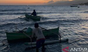 Nelayan Gorontalo bersiap melaut saat menjelang malam dengan menunggu kondisi ombak sedikit mereda, Sabtu (29/8/2026). Sumber foto: Antara Nelayan Gorontalo bersiap melaut saat menjelang malam dengan menunggu kondisi ombak sedikit mereda, Sabtu (29/8/2026). Sumber foto: Antara