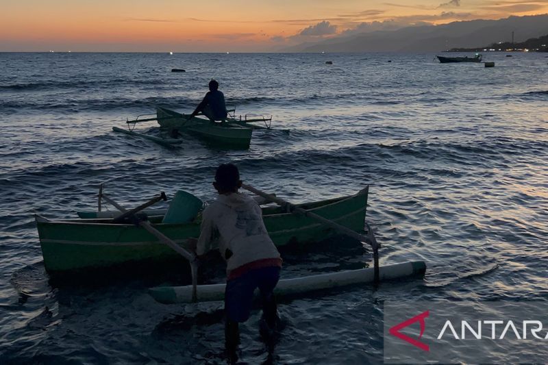 Nelayan Gorontalo bersiap melaut saat menjelang malam dengan menunggu kondisi ombak sedikit mereda, Sabtu (29/8/2026). Sumber foto: Antara