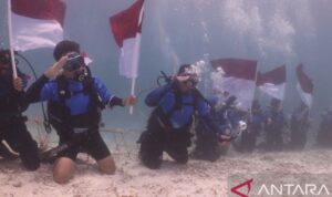 Para penyelam menggelar upacara pengibaran bendera Merah Putih dalam momentum peringatan HUT Ke-81 RI di bawah laut Pulau Maratua, Kabupaten Berau, Kaltim, Senin (17/8/2026). Sumber foto: Antara